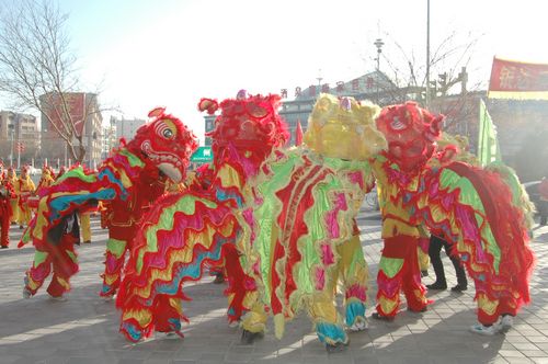 酒泉市2011年元宵節(jié)社火匯演期間，部分社火隊(duì)來公司拜年