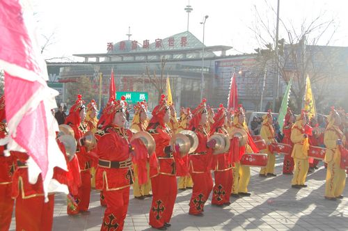 酒泉市2011年元宵節(jié)社火匯演期間，部分社火隊(duì)來公司拜年