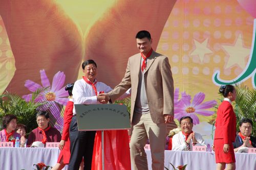 公司總經理馬宗海出席酒泉“納什 姚基金”特殊教育學校揭牌慶典儀式并代表公司捐款