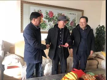 敦煌種業(yè)領(lǐng)導(dǎo)看望慰問公司老干部、老黨員及困難黨員職工