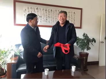 敦煌種業(yè)領(lǐng)導(dǎo)看望慰問公司老干部、老黨員及困難黨員職工
