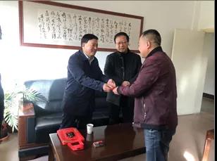 敦煌種業(yè)領(lǐng)導(dǎo)看望慰問公司老干部、老黨員及困難黨員職工